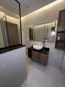 Salle de bain compacte rénovée dans un petit appartement