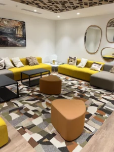 Open space rénové avec cloison vitrée et sol moderne